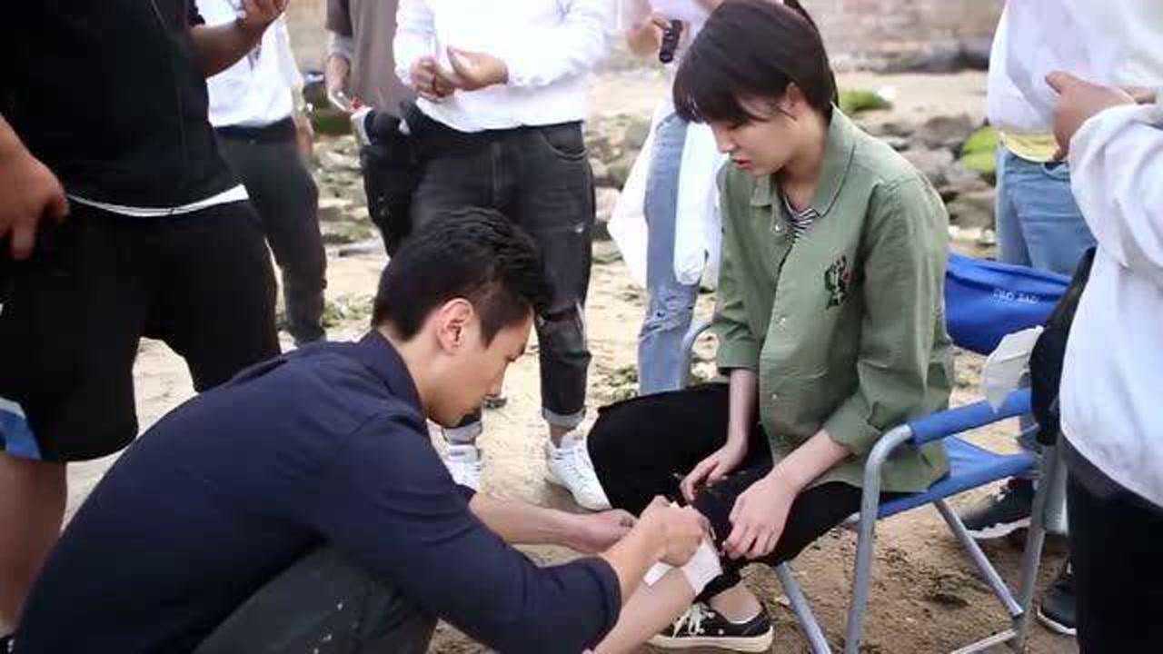 凶案现场花絮范芸真的是认真敬业包扎完伤口继续拍戏