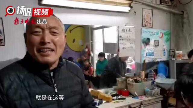 理发店成了社区居民的“解忧杂货铺”,“苏州好人”杨秀兰理发坚持只收5元钱