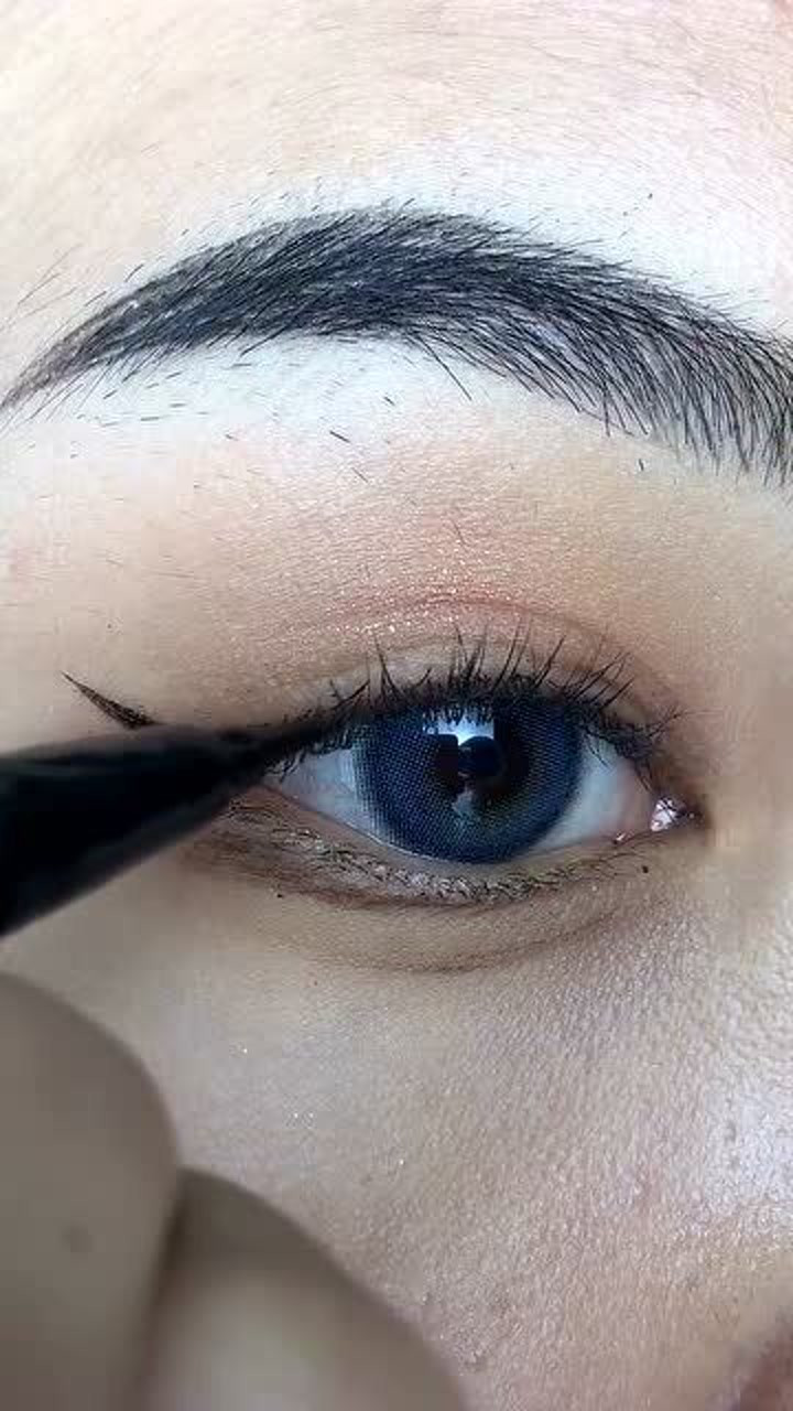 眼尾拉出一条线来更显好看!