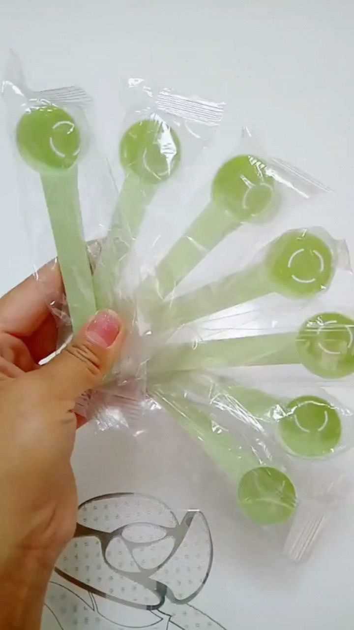 以后用完的奶粉勺不要乱扔了,这样还可以给宝宝做玩具