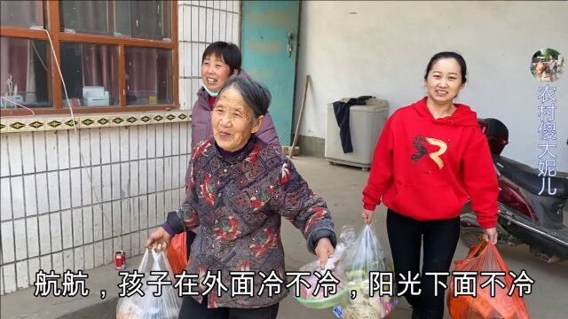 大妮给全家改善伙食,婆婆早早去门口迎接,一家人高高兴兴庆团圆