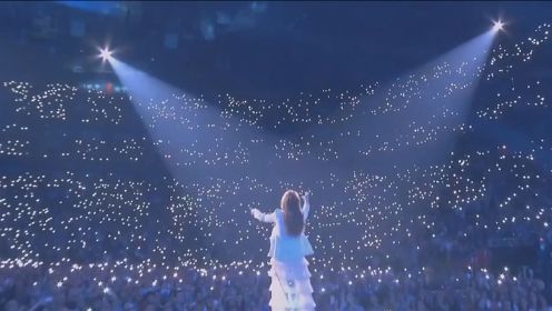 当体育场响起了《我心永恒》，现场8万观众齐声合唱，太震撼了！