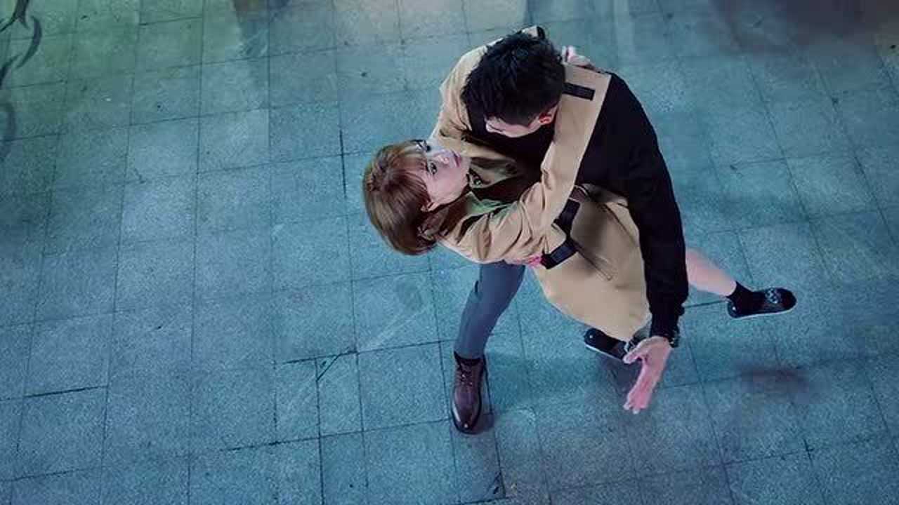 男生强吻了女生叫流氓,女生强吻男生那叫什么?_腾讯视频