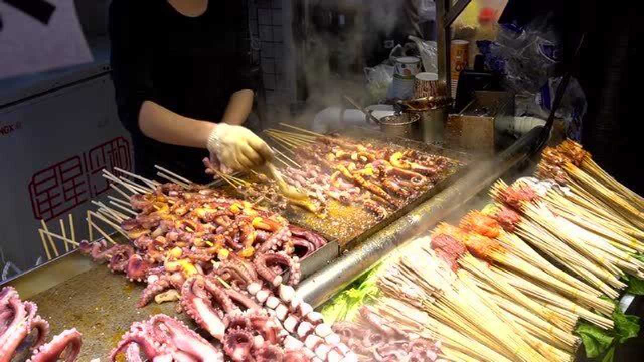 广州街边小吃铁板鱿鱼都是年轻人过来吃一天稳赚5000