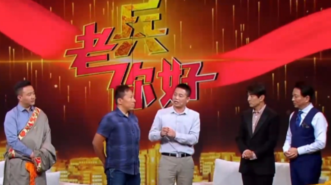 军武回顾:老兵刘刚现场演示海姆立克救援法 救援方法十分有效_腾讯新闻