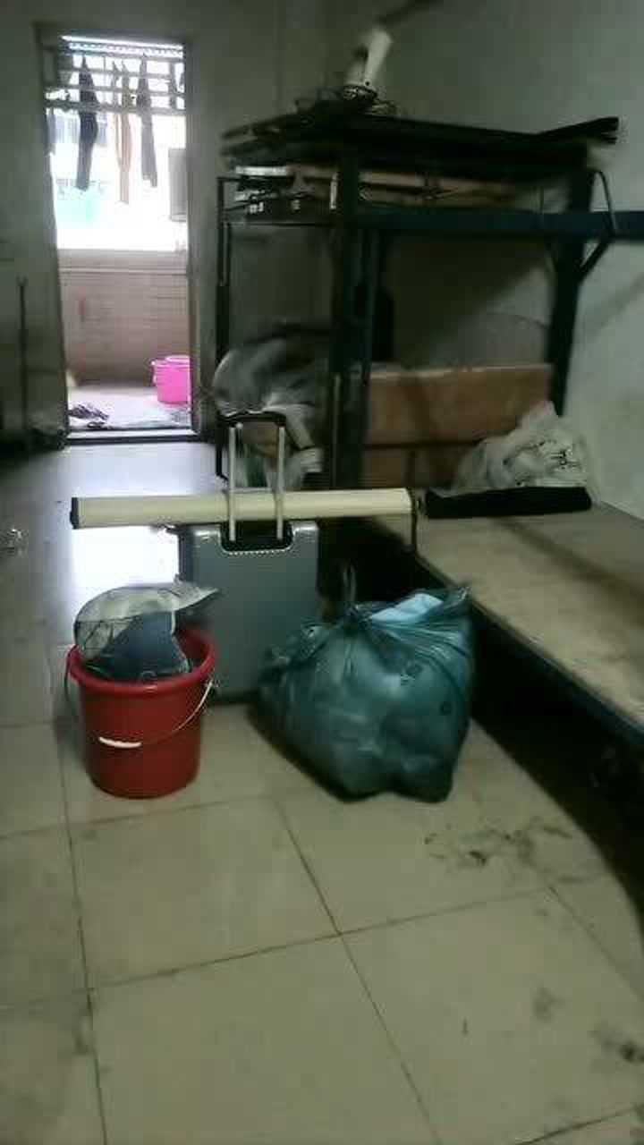 电子厂挑战失败连夜提桶跑路拿最红的桶进最黑的场