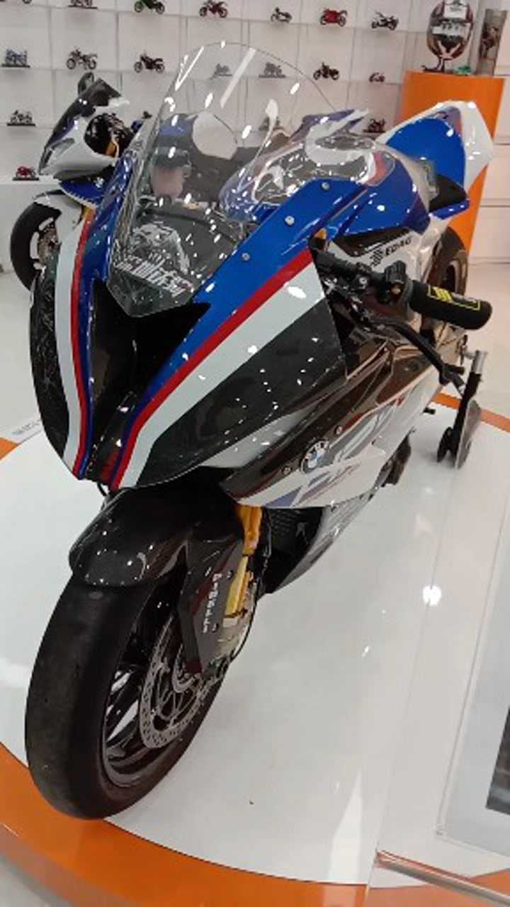 宝马hp4race赛车