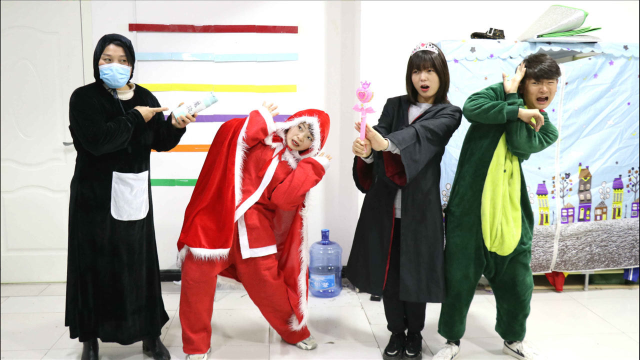 圣诞老人和学生玩捉迷藏黑衣人趁机把圣诞老人收进了魔瓶