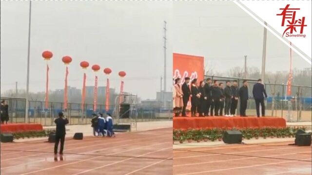 学校大会上老师婉拒上台发言 接下来的一幕令全场沸腾