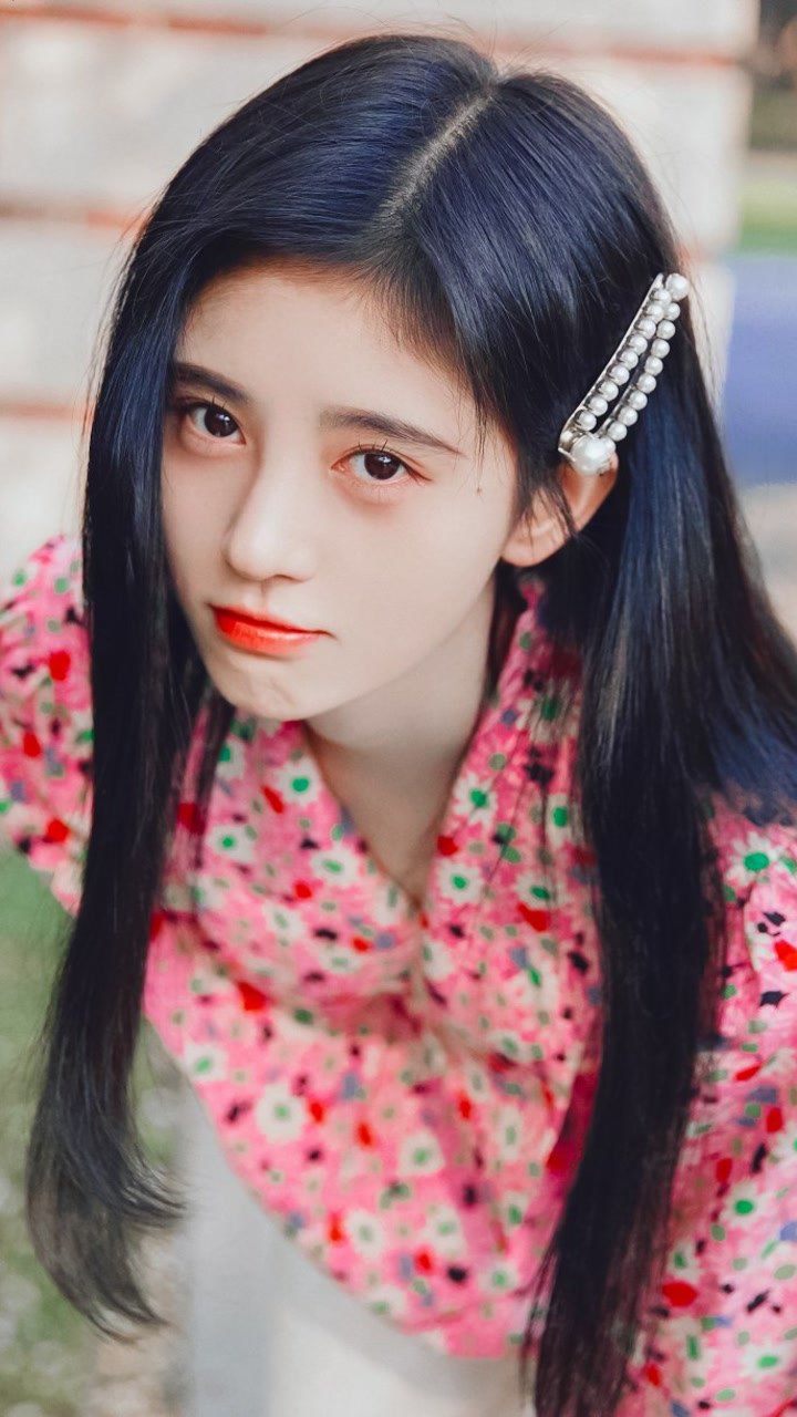 鞠婧祎穿粉色小碎花上衣绝美,春日气息满满,感觉恋爱了呢!_腾讯视频