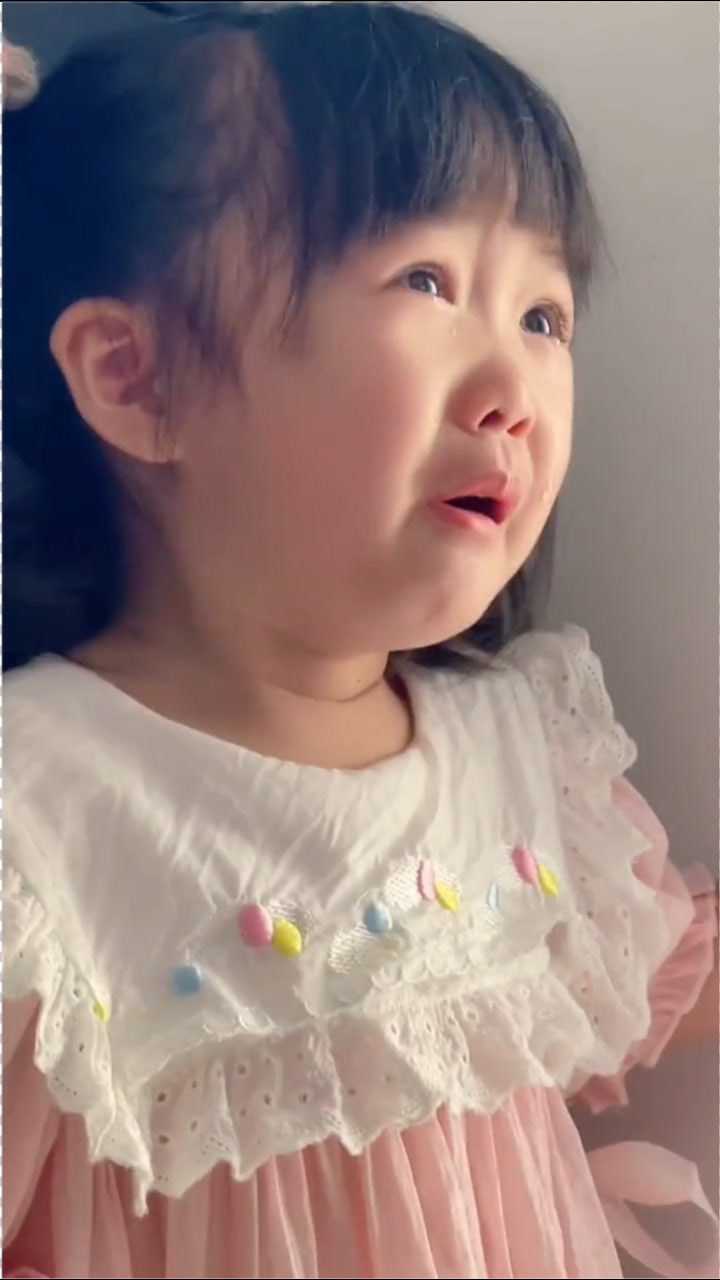 这么可爱的小女孩为什么会哭呢?看着好可怜呐,心都快融化了