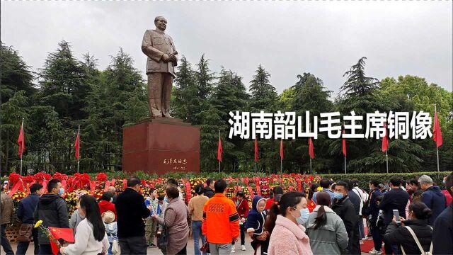 到湖南湘潭旅游,民众冒雨在韶山冲广场上排队向铜像献花并鞠躬