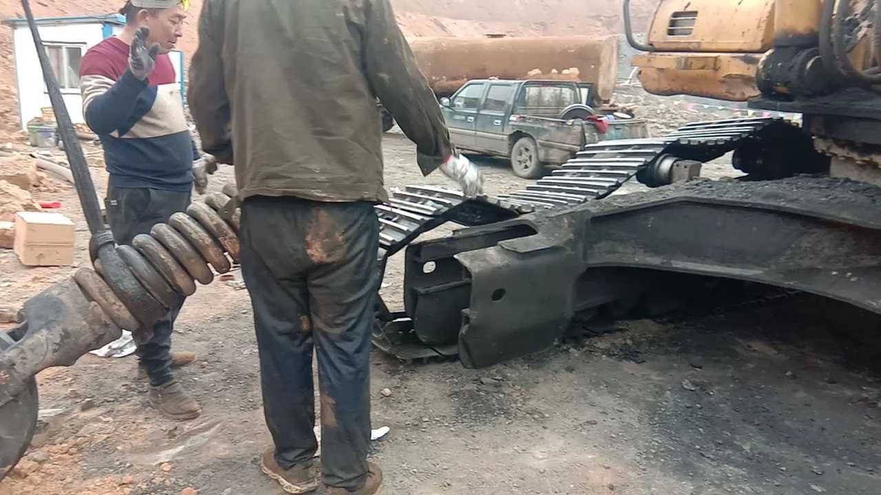 看看挖机引导轮,是怎样安装的