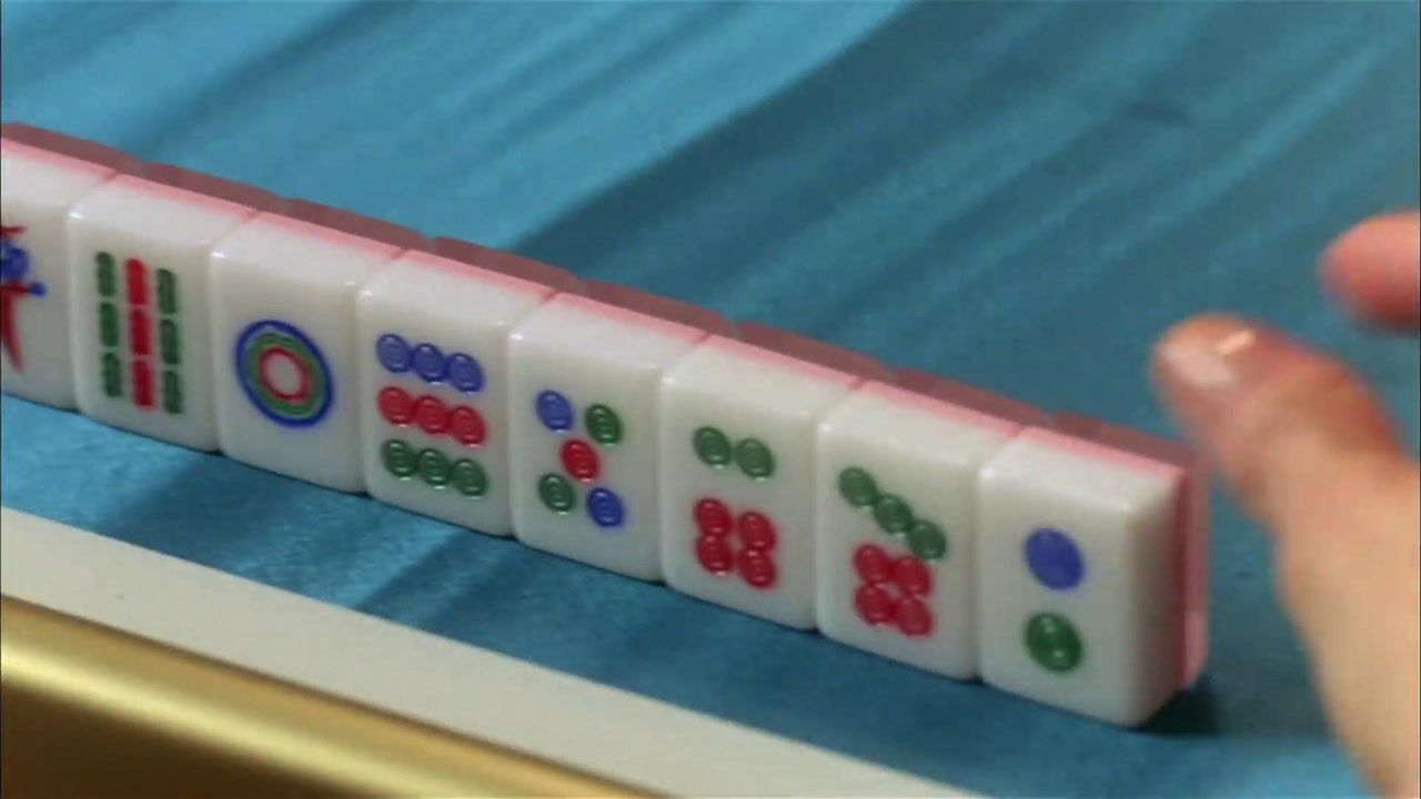 姑娘开牌就是十三幺的牌,多了一张二筒,结果点了一炮三响