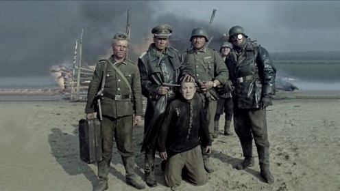 德军侵略苏联真实场景，屠杀618个村庄，抓俘虏拍照炫耀，二战片