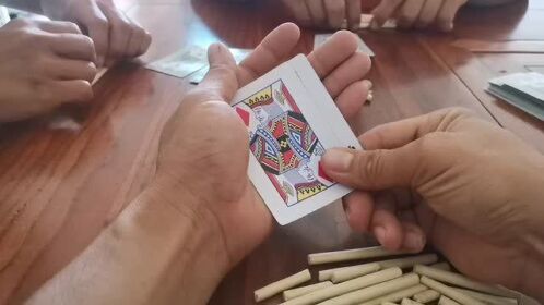 炸金花:运气太背了,拿到三张公牌凑不成一个顺子,结果被拿捏了