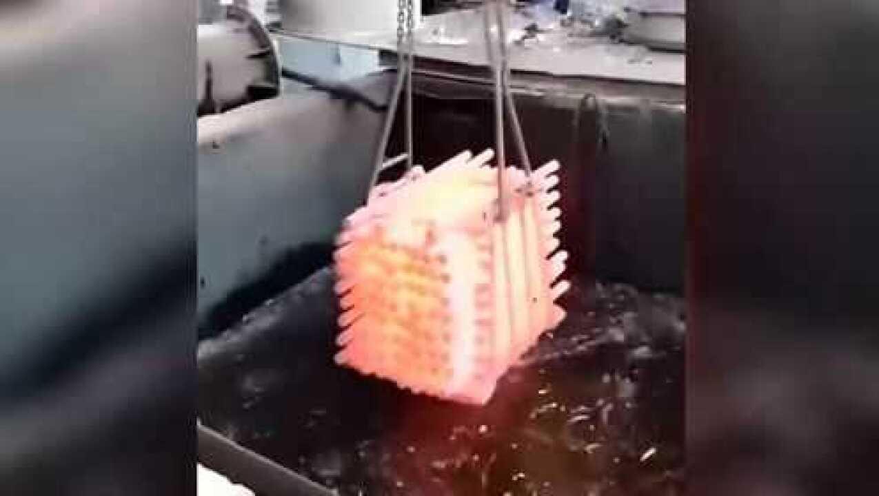 哪位专家可以解释一下,烧红的铁块遇水为什么会燃烧?学习不好别骗我!_腾讯视频