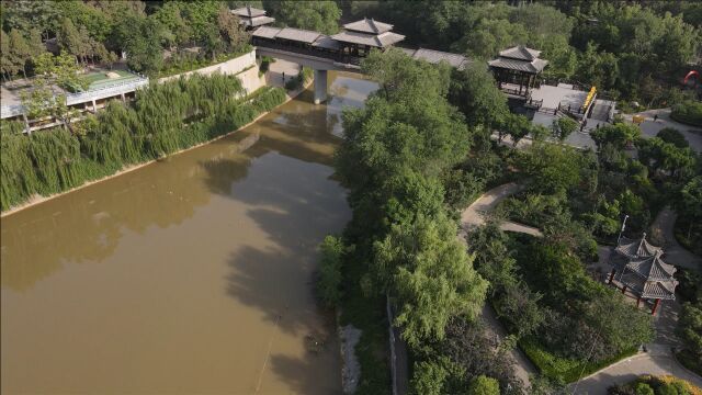 春季城市空中打卡洛阳1 城区河畔的王城公园