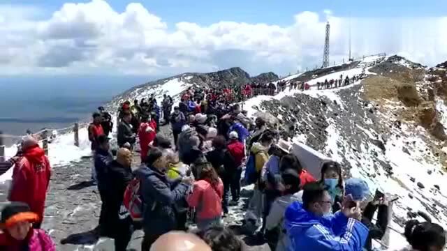 六月雪惹人醉!长白山天池主峰今日开放!啥时能“破冰”?