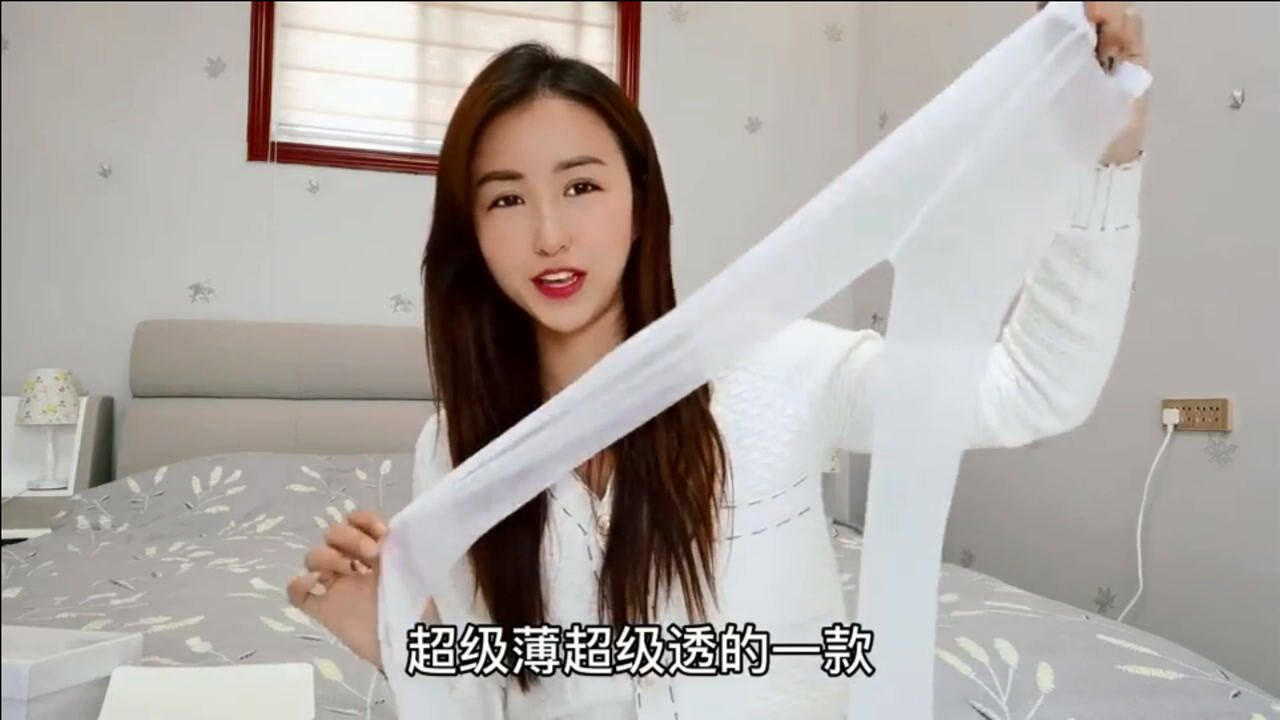 妹子试穿白色高跟鞋搭配白色丝袜，穿搭属于自己完美气质！_高清