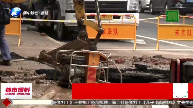 郑州市区货车侧翻压爆水管,附近居民区停水,供水公司全力抢修