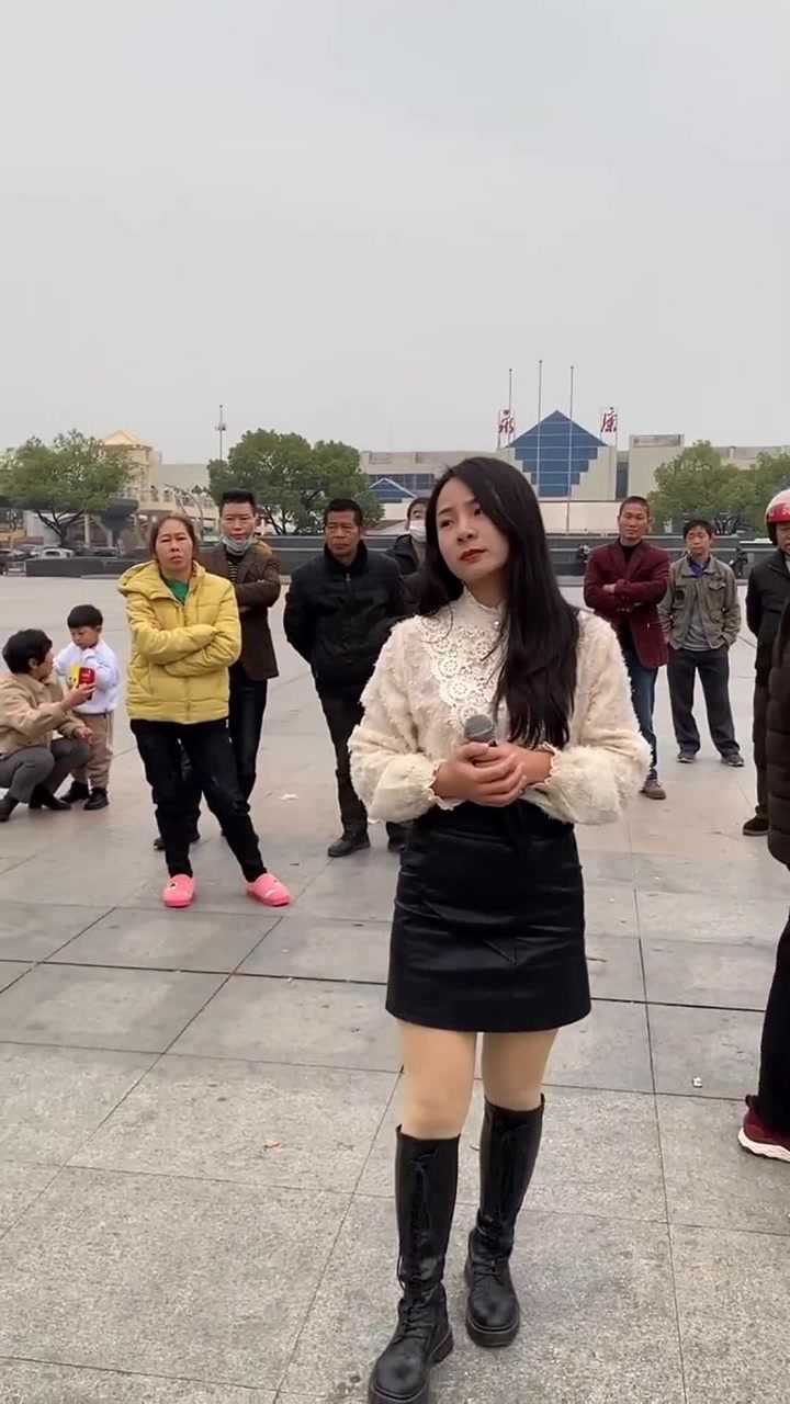 女流浪歌手街边唱歌,自己都要唱哭了,一看就是有故事的人!_腾讯视频