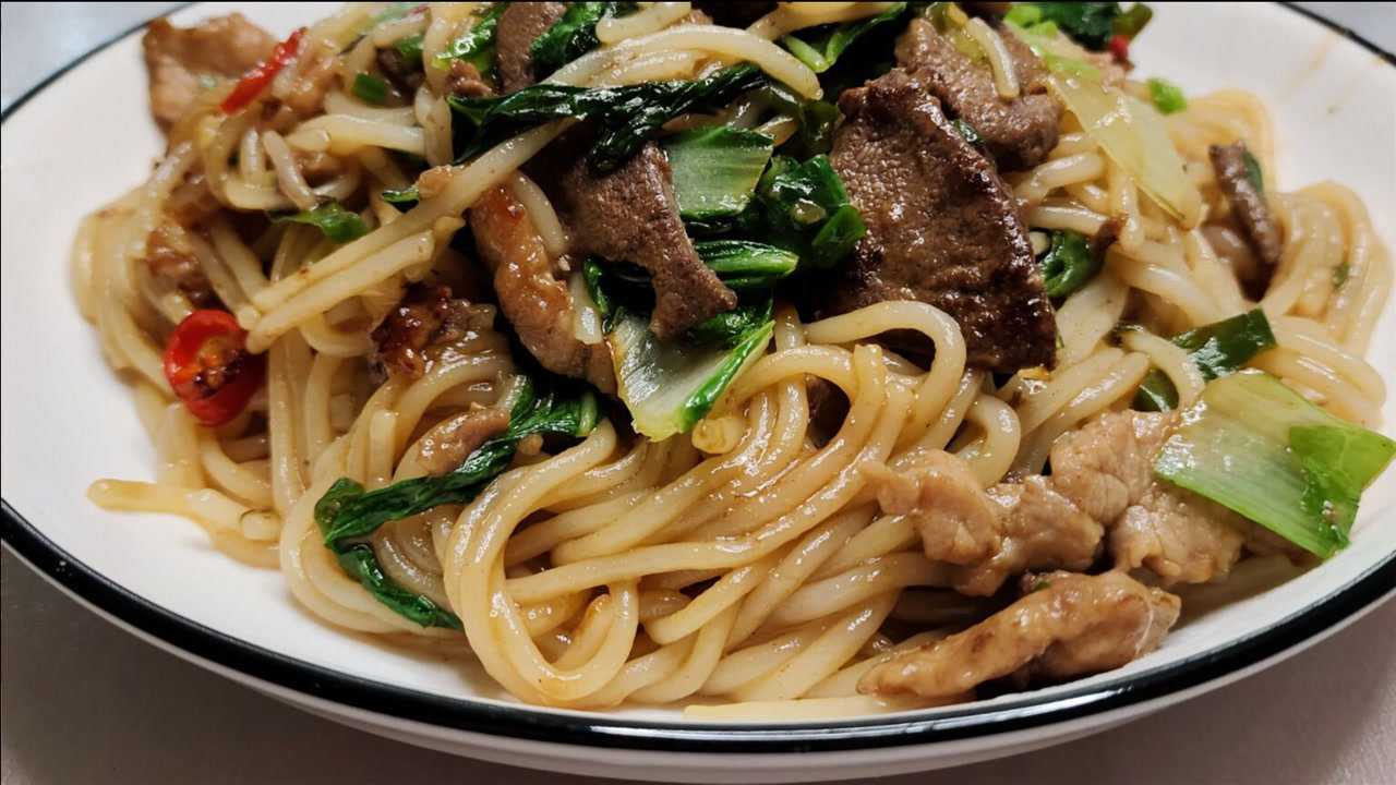炒粉怎样炒都好吃,今天换个方法,猪杂炒粉