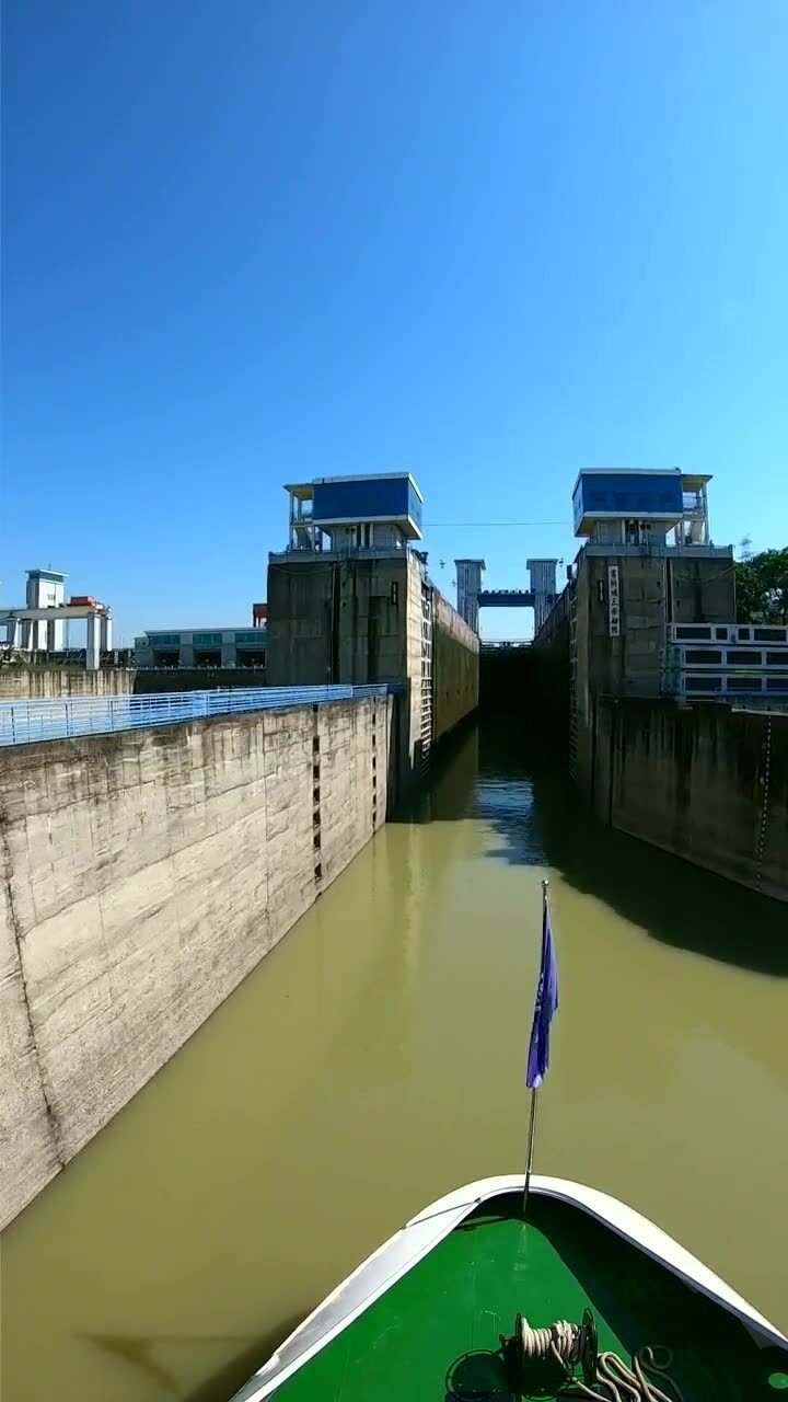 游轮过长江葛洲坝船闸全过程,体验水涨船高的感觉!