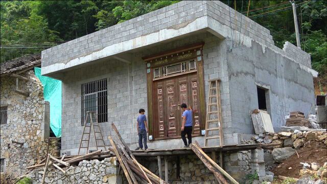 深山建新房,表叔万元买合金大门,小伙安装几小时后,看着真气派