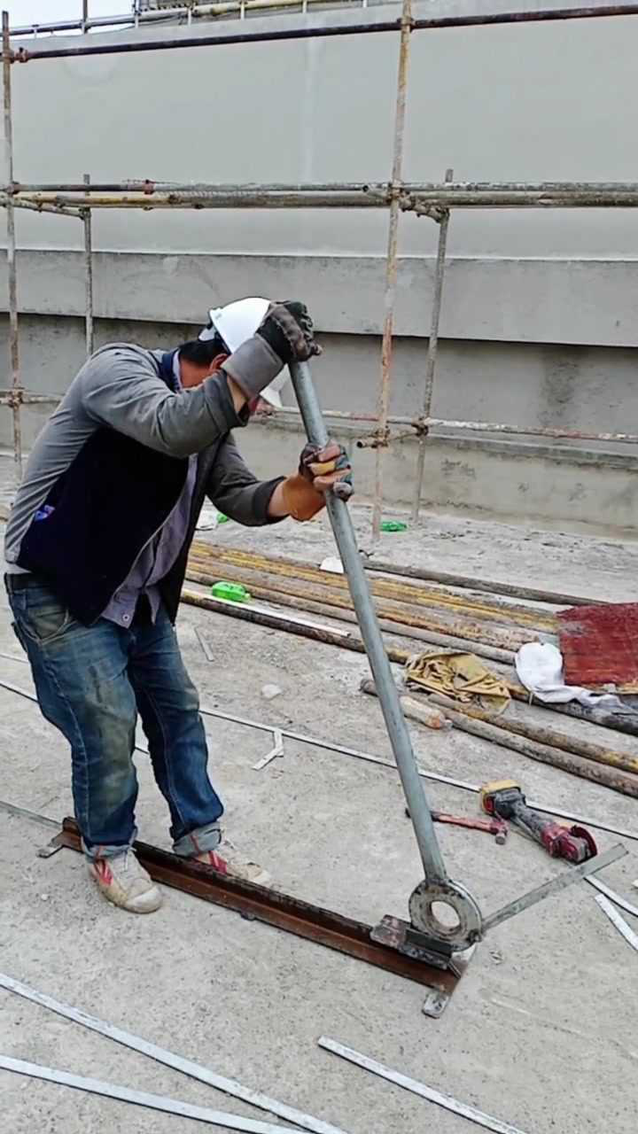 聪明的水电工教你正确制作扁铁接地弧度教程by电工涛哥
