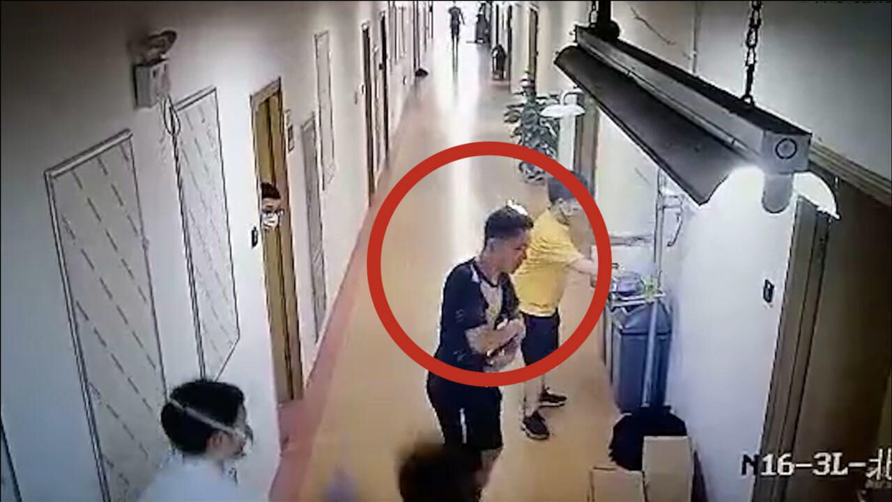 南科大一化学实验室起火，一博士后头顶火苗冲出现场视频曝光_高清