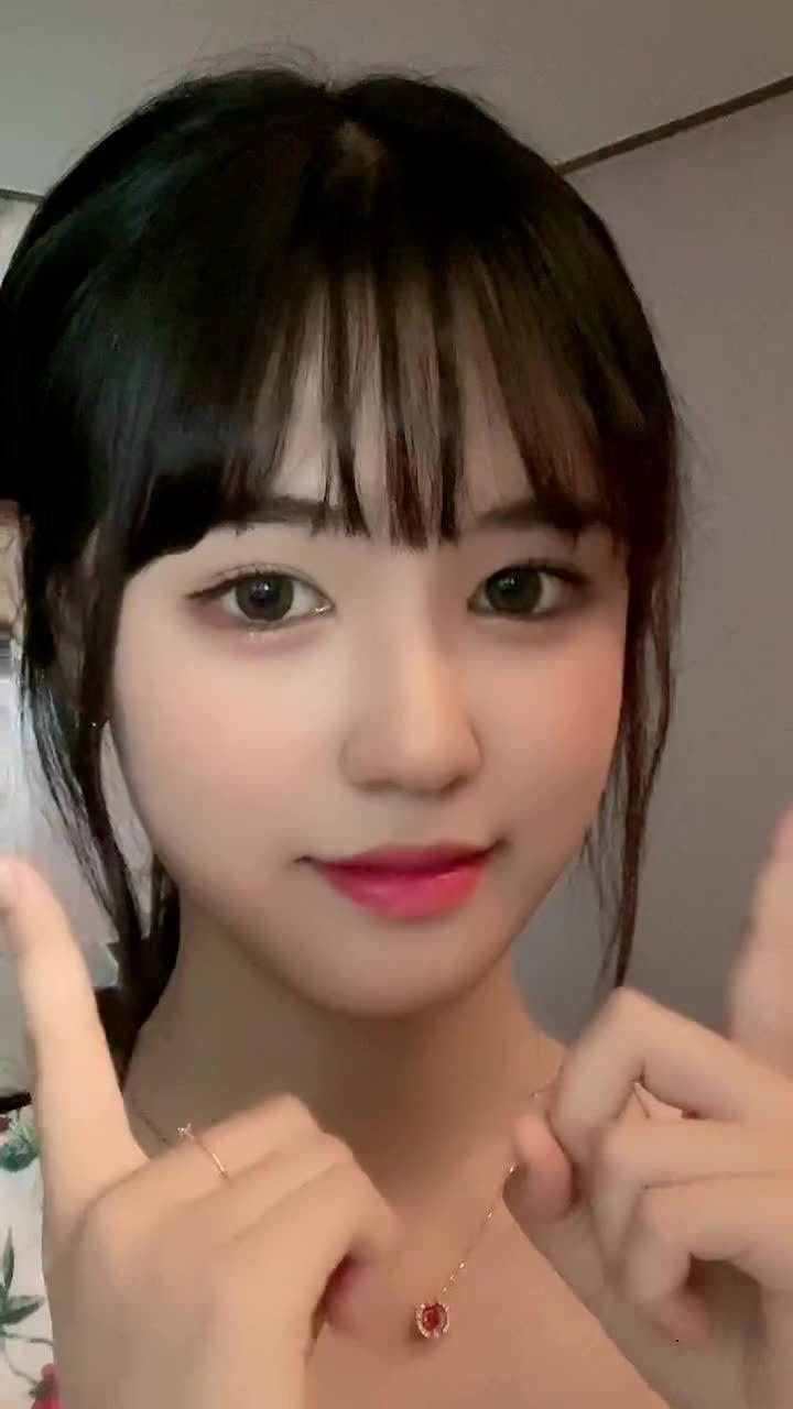 娃娃脸网红小姐姐,超可爱!
