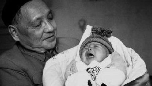 邓小平很爱与孙辈玩耍，他怀抱邓楠的女儿，笑得格外开心！
