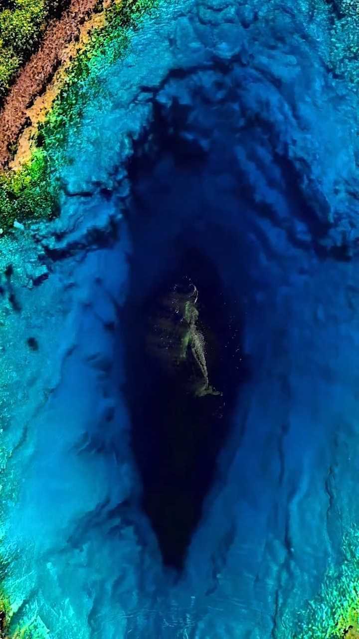 克罗地亚"地球之眼",也称之为"绿松石之眼"是一个深邃幽蓝的喀斯特泉.