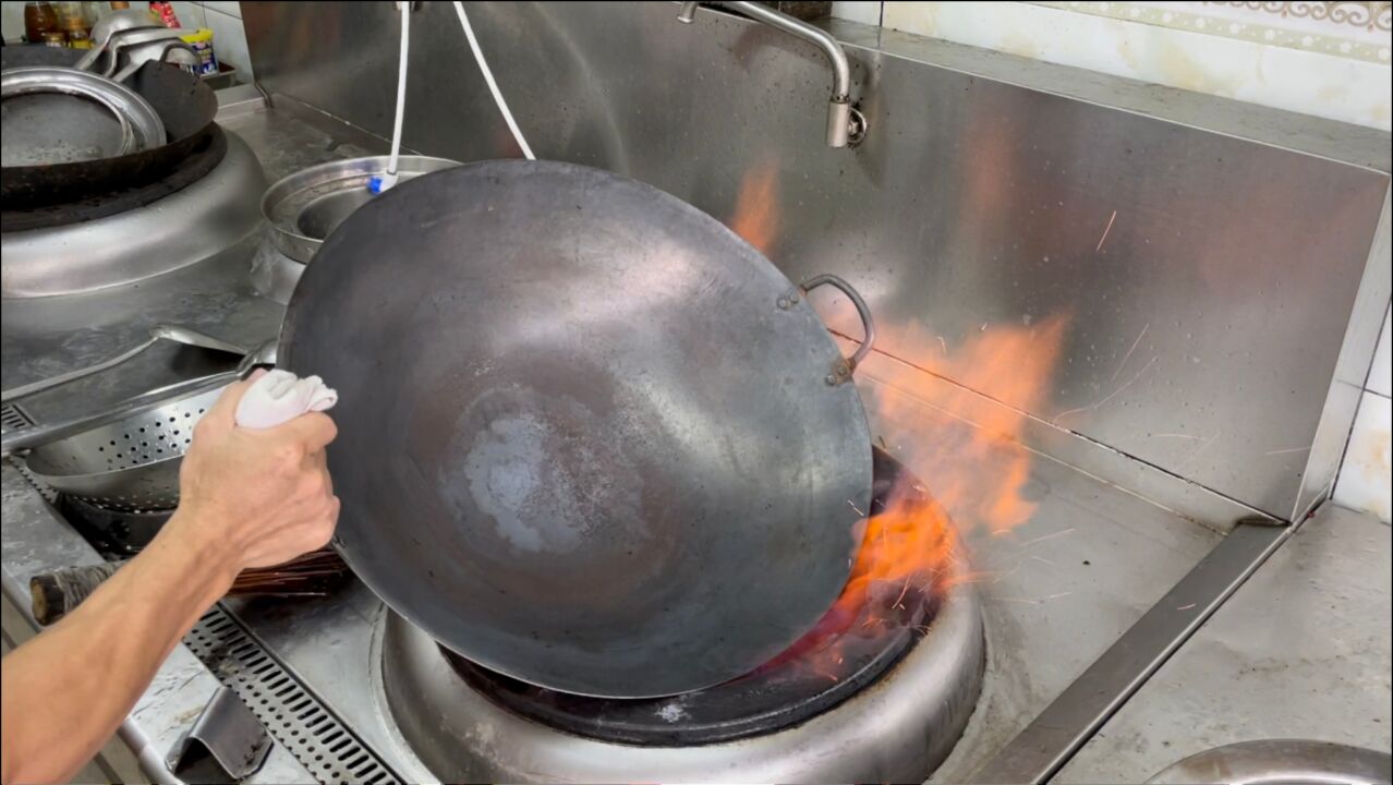 新旧铁锅直接用火烧不是错了,教你正确开锅方法,保证不生锈不粘锅