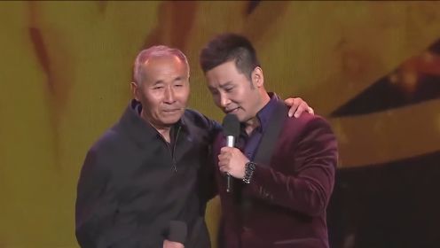 刘和刚含泪为父亲演唱《父亲》，引得全场观众哭成一片，太感人了