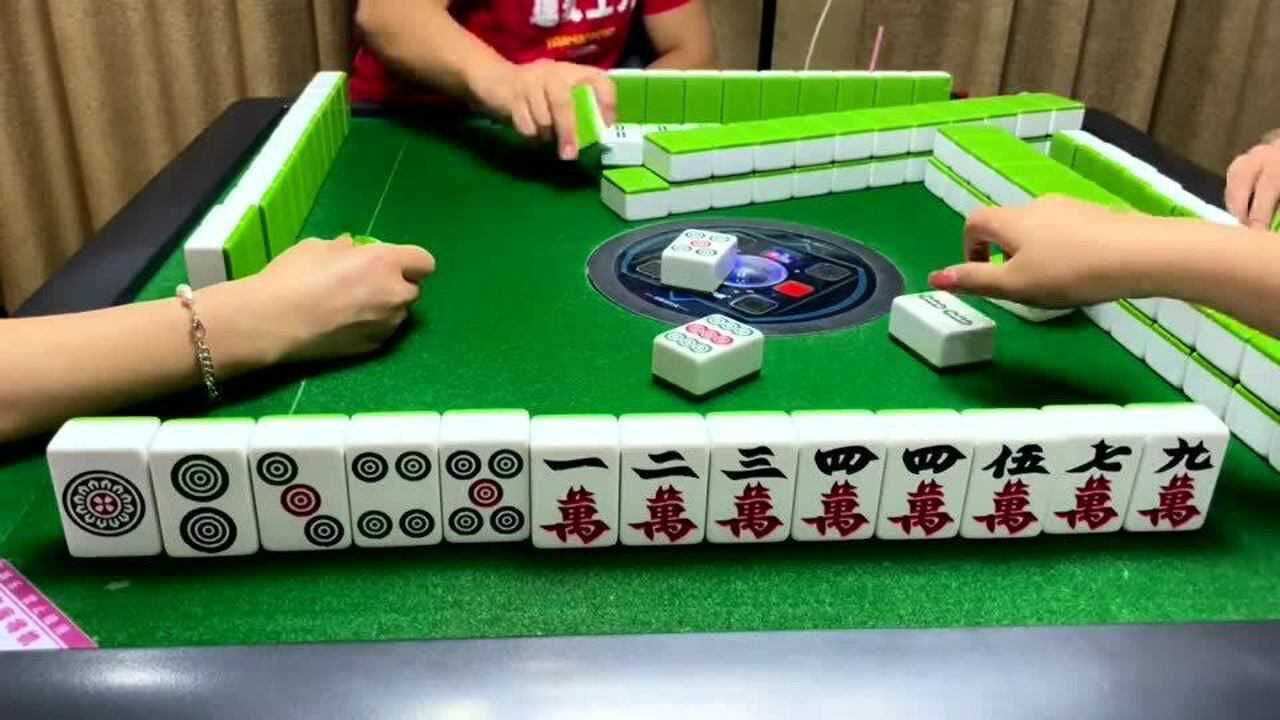 四川麻将血战到底换三张对手太强大小姐姐一点也不怕