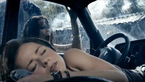 女子在车内熟睡，却不知危险已经接近，靠睡觉救自己一命