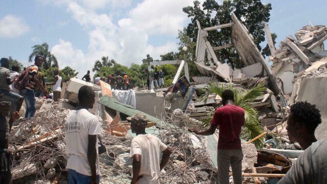 海地发生7.3级地震,已致1297人死亡,国家进入紧急状态