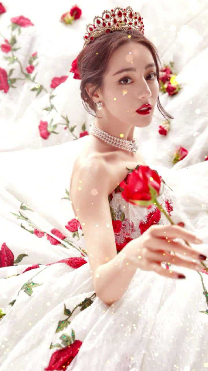 迪丽热巴的庄园玫瑰婚纱惊艳众生!高级定制到底有多美?