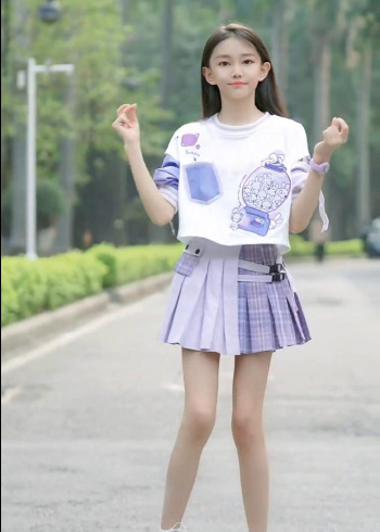 宋小睿户外唱跳《大风吹》活力满满,很有朝气的小姑娘!