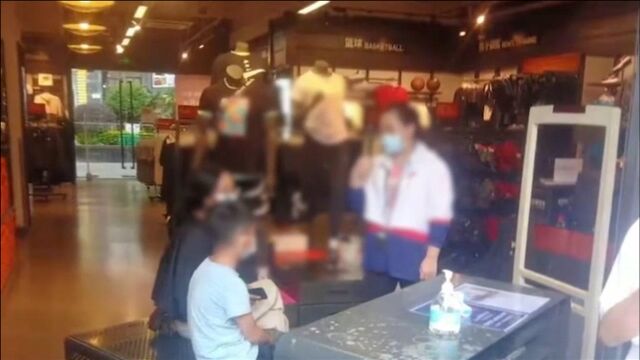 农民工给考前三名儿子奖励耐克,却遭店员歧视:选中衣服被抢走