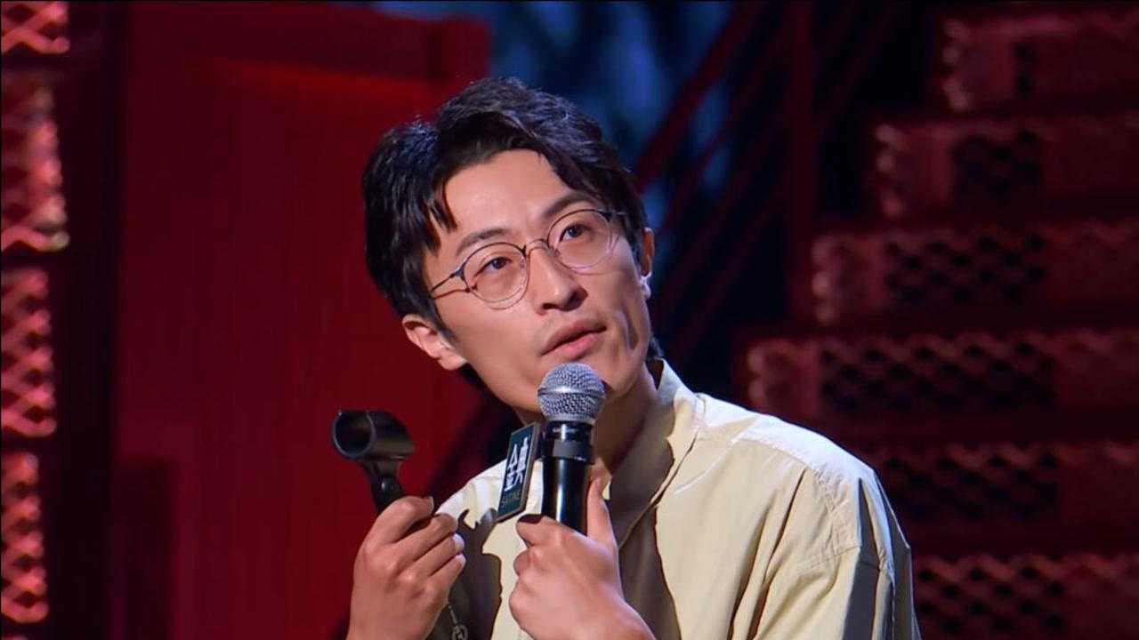 文化人邱瑞说脱口秀爆笑调侃在北京没钱会活的很具体爆梗不断接连炸场