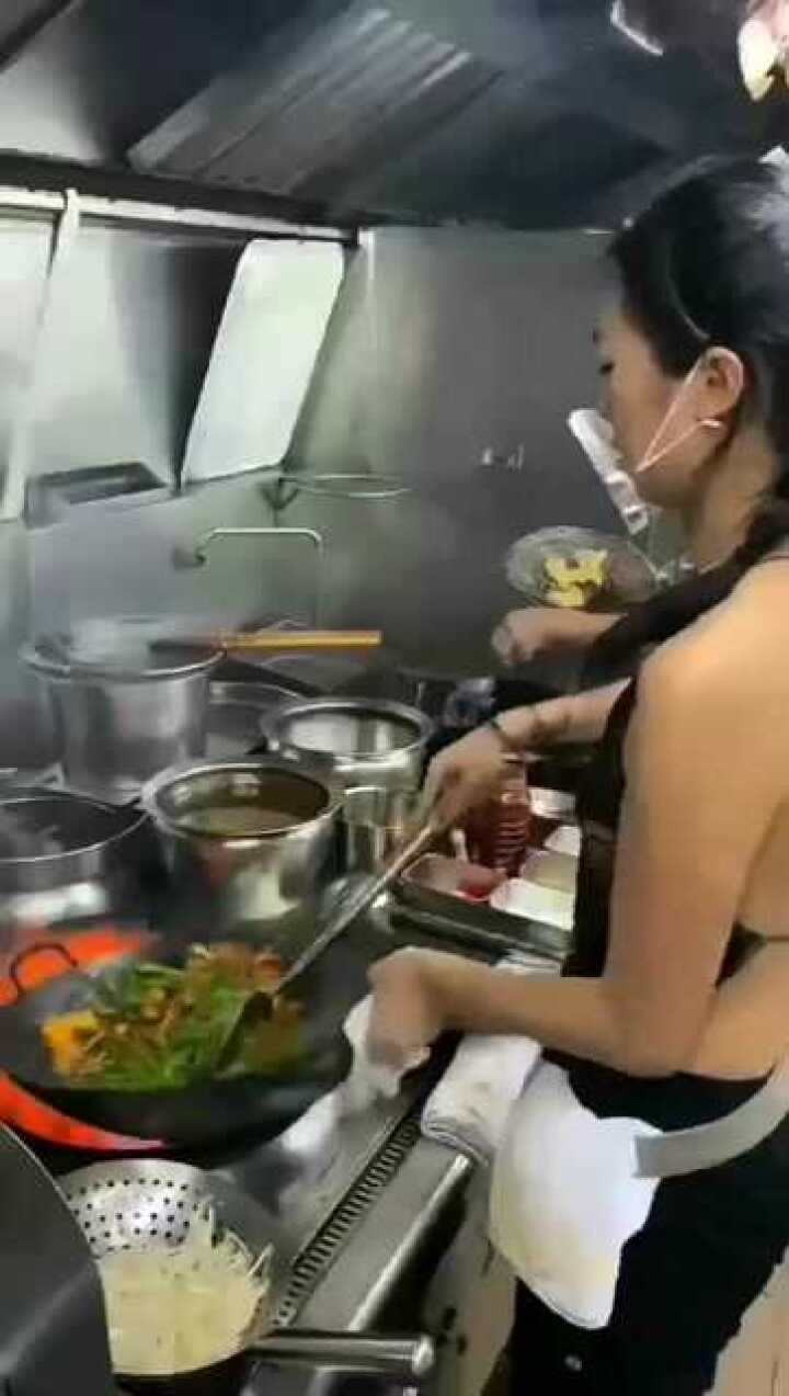 美女光膀子炒菜