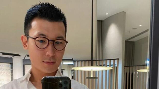 朱珠孕晚期陪老公配眼镜坐一旁看王昀佳耍帅自拍表情超有爱