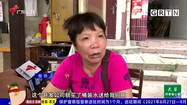 广州:道路突发塌陷 水泥搅拌车陷入坑中