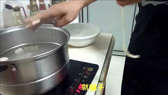 我们在非洲做中国的西部面食揪片子,这个水平就是面点师傅