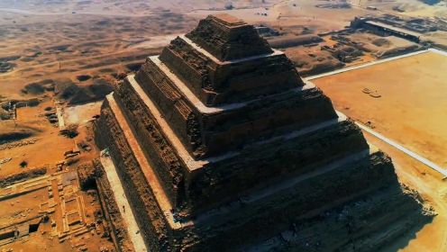 《揭秘 探寻最早的金字塔》- 左赛尔阶梯金字塔见证了怎样的古埃及故事？