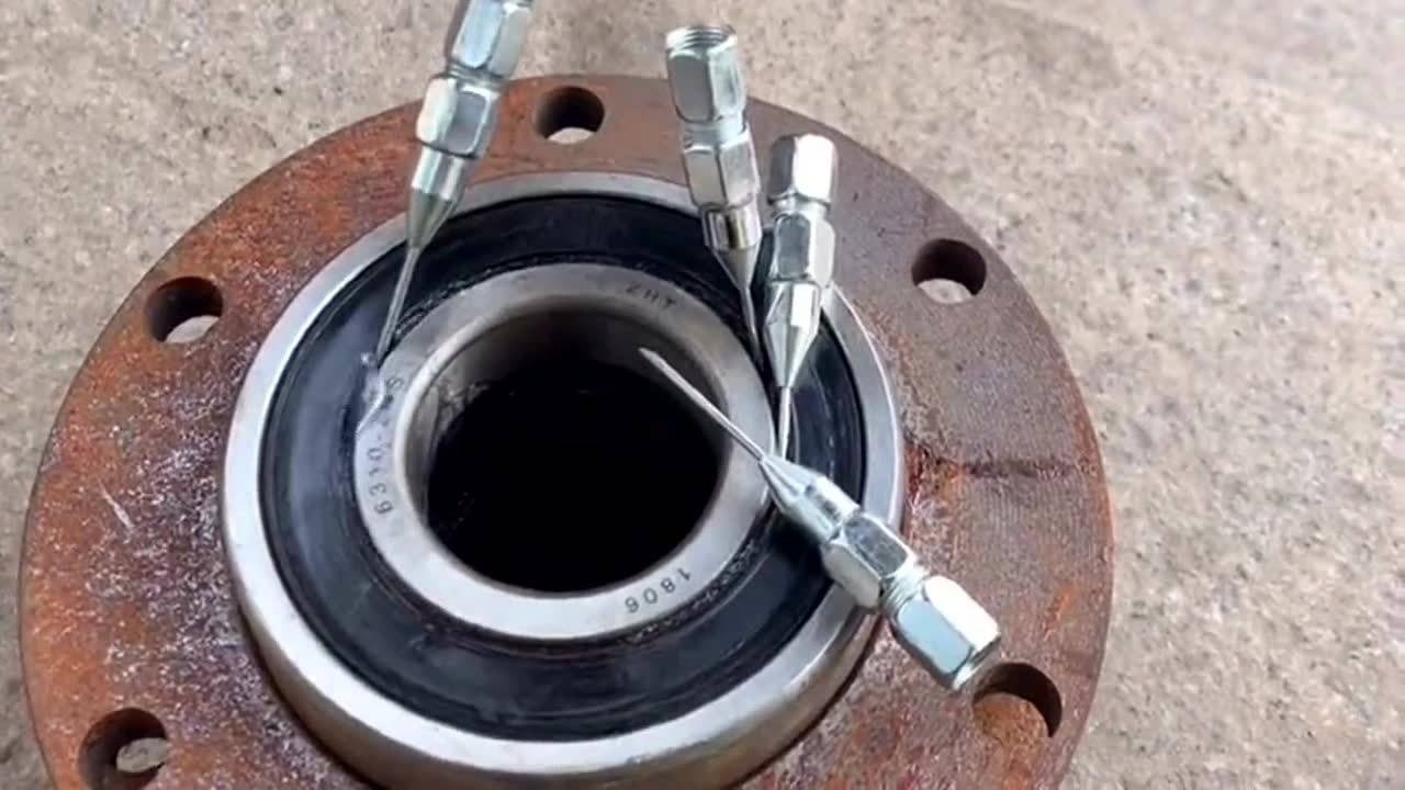 密封的轴承里加油,不能多也不能少,只有老师傅才能控制好量!