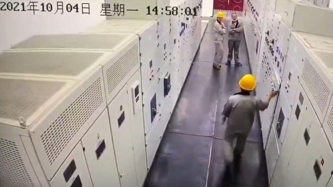 配电柜爆炸，这个电工到底做了什么？_高清